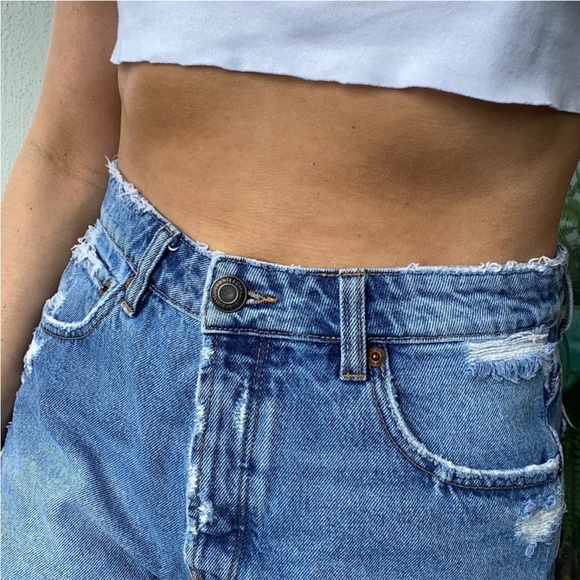 Zara | Light/Medium Wash Frayed Denim Jean Shorts, Size 6 - Picture 5 of 6